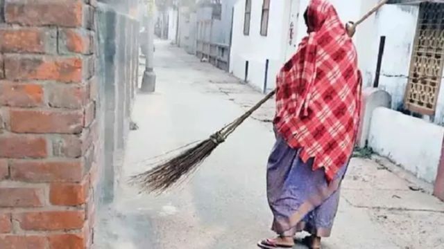 पटना में कर्मचारियों की हड़ताल के बीच नगर निगम का फैसला: 3 शिफ्टों में होगी सफाई, इमरजेंसी फंड से ₹7.5 लाख जारी
