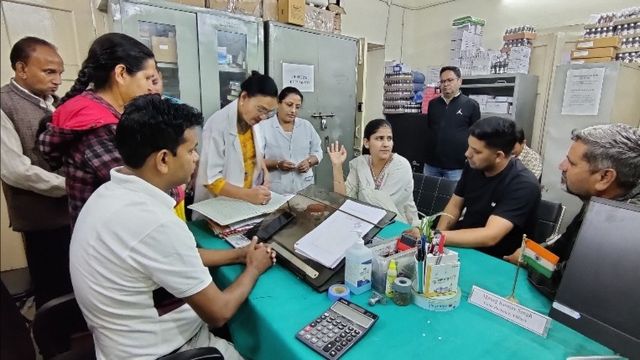 सीएचसी चकराता में औचक निरीक्षण के दौरान 16 कर्मी अनुपस्थित मिले, ब्लाक प्रमुख ने की शिकायत
