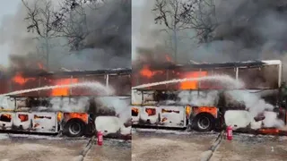 पूर्वी दिल्ली के सोनिया विहार में एक निजी इलेक्ट्रिक बस चार्जिंग स्टेशन पर भीषण आग लग गई।