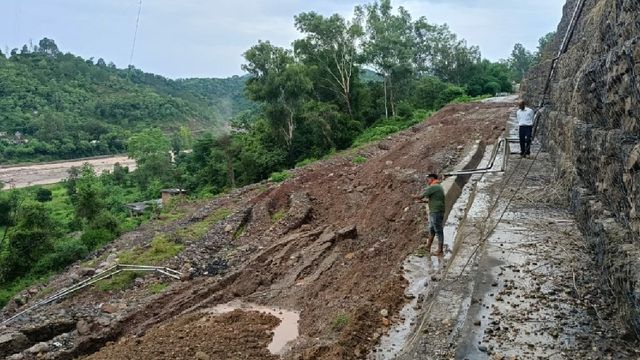 हिमाचल: दो साल से अनसुनी गुहार: एनएचएआई के क्रेटों से धंस रहा कोटला-सोलधा मार्ग, सुरंग से गुजरने को मजबूर लोग