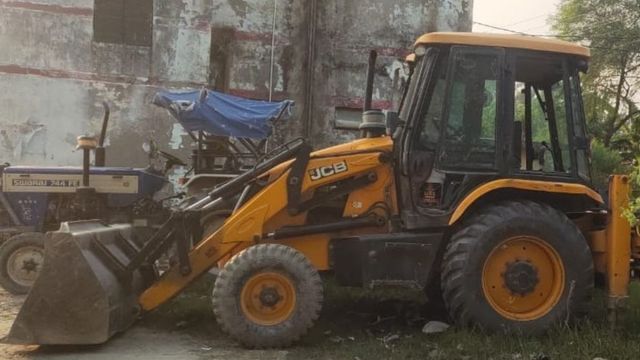 सिंघम स्टाइल में अवैध खनन पर एक्शन: 2 KM तक चलती जेसीबी के गेट से लटके रहे अधिकारी, पुलिस की मदद से पकड़ा
