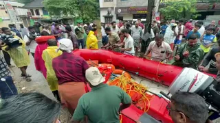 कोझिकोड तट पर फंसे 17 मछुआरों को सुरक्षित बचाया गया(फोटो: एएनआई)