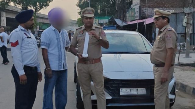 पत्नी का जन्मदिन सड़क पर मनाना पड़ा भारी, वीडियो वायरल होते ही पुलिस ने काटा 6500 रुपए का चालान
