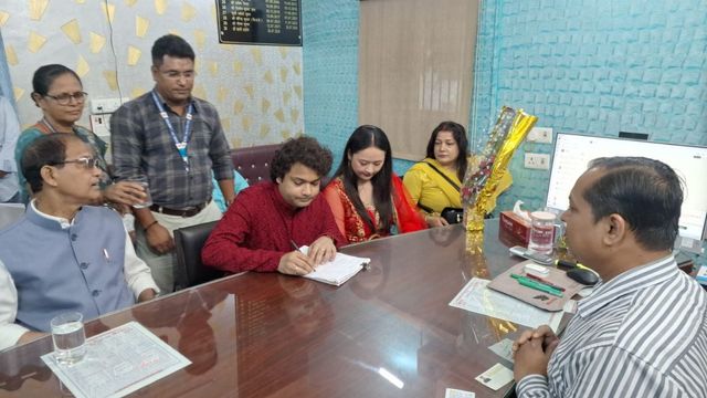 गोपालगंज सांसद डॉ. आलोक कुमार सुमन के बेटे-बहू का हुआ विवाह निबंधन; रजिस्ट्री कचहरी में पूरी हुई कानूनी प्रक्रिया
