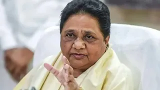 मायावती ने अखिलेश पर साधा निशाना।
