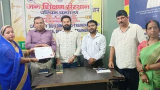 प्रशिक्षक हासिल करने वाले कारीगरों को स्वरोजगार के लिए लोन दिया गया। फोटो: जागरण