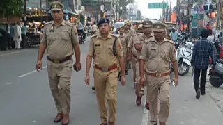 दढ़ियाल में बाजपुर मार्ग पर पैदल मार्च करते सीओ पंकज पंत व थाना टांडा प्रभारी बलवान सिंह। जागरण