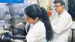 भारतीय प्रौद्योगिकी संस्थान रुड़की की प्रयोगशाला में शोध कार्य करते शोधार्थी