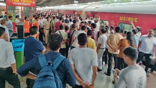दुर्ग-आरा साउथ बिहार एक्सप्रेस में एच-1 (H1) फर्स्ट एसी कोच के यात्रियों ने जमकर हंगामा मचाया।