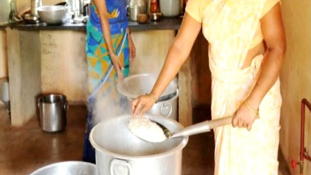 यूपी बेसिक शिक्षा विभाग का नया फैसला: 62 वर्ष से अधिक उम्र के रसोइयों की होगी छुट्टी, नए युवाओं को मिलेगा मौका
