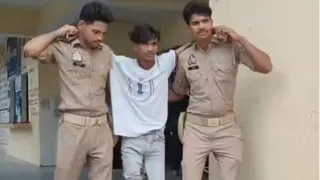 आरोपित को लेकर जाती पुलिस।