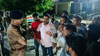 मेडिकल कॉलेज में मृतक के स्वजन से जानकारी लेते एसपी सौरभ दीक्षित