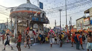 शुक्रवार शाम शिवचौक मंदिर की परिक्रमा करते हरिद्वार से गंगाजल लेकर आए कांवड़िए
