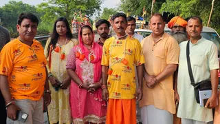 कांवड़ पटरी मार्ग पर महादेव के जयघोष के साथ जानकारी देते एक्स. मुस्लिम शिवभक्त। जागरण