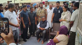 हरिद्वार में हुए हादसे में जान गंवाने वाले परिवारों से मिलने पहुंचे प्रशायक गुलाब चंद कटारिया।