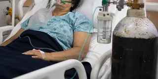 सेक्टर-35 में लंबे समय से बिस्तर पर पड़ी बुजुर्ग की सुरक्षा में चूक पर मानवाधिकार आयोग सख्त। (एआई जनरेटेड फोटो)