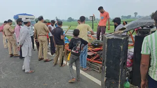 दिल्ली-देहरादून इकोनॉमिक कारिडोर पर हादसे के बाद पहुंची पुलिस व अन्य राहगीर। जागरण