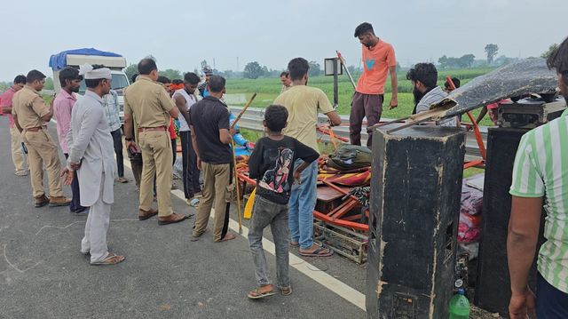 प्रतिबंध के बावजूद इकोनॉमिक कारिडोर पर पहुंची कांवड़ यात्रा, हादसे में सात कांवड़िये घायल... फार्च्यूनर बुरी तरह क्षतिग्रस्त