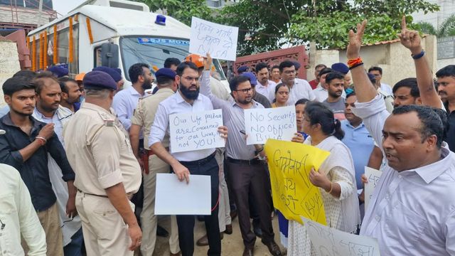 EO की हत्या के बाद बिहार के कार्यपालक अधिकारियों में आक्रोश; शव लेकर CM आवास जाने पर अड़े 
