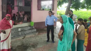 कानूनी करवाई की चेतावनी देते सीओ व उपस्थित अन्य। (जागरण)