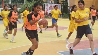 दरभंगा जिले के बिरौल में बास्केटबाॅल खेलतीं महिला खिलाड़ी। जागरण