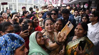 'दिल्ली लक्ष्मी योजना' पोर्टल के शुभारंभ कार्यक्रम में मुख्यमंत्री रेखा गुप्ता महिलाओं से संवाद कर उनके साथ सेल्फी खिंचवाती हुईं। जागरण