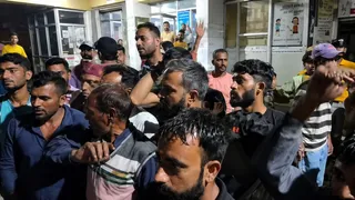 चंबा मेडिकल कॉलेज में घायल की मौत के बाद प्रदर्शन करते लोग। जागरण