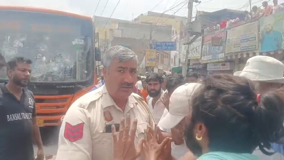 दिल्ली के पुठ कलां बस स्टैंड पर क्लस्टर बस से कुचलकर बुजुर्ग महिला की मौत, गुस्साए लोगों ने की तोड़फोड़ 
