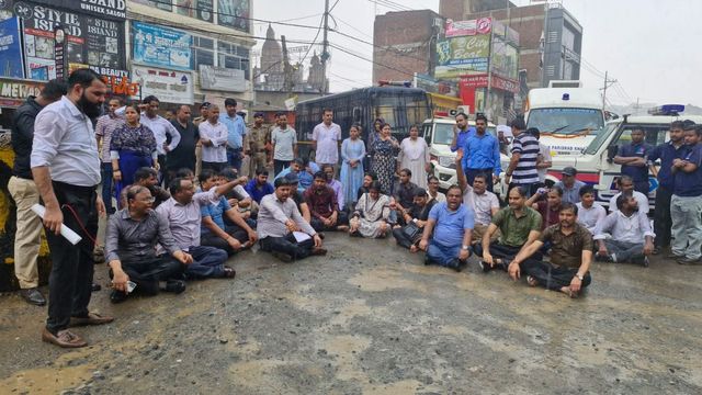 पटना में EO का शव लेकर CM हाउस जाने के क्रम में पुलिस ने रोका, तेज वर्षा में भी सड़क पर डटे कार्यपालक पदाधिकारी
