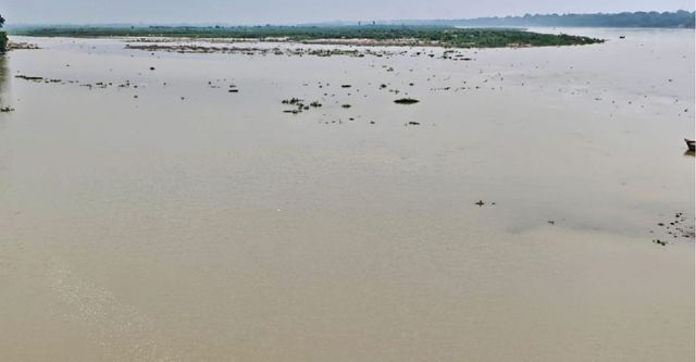 Ganga में तेजी से बढ़ रहा जलस्तर, शुक्लागंज में नमामि गंगे घाट तक पहुंचा पानी, कानपुर में अटल घाट समेत कई घाटों में बैरीकेड्स
