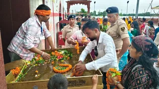 शिवहर में जलाभिषेक करते भक्त। जागरण