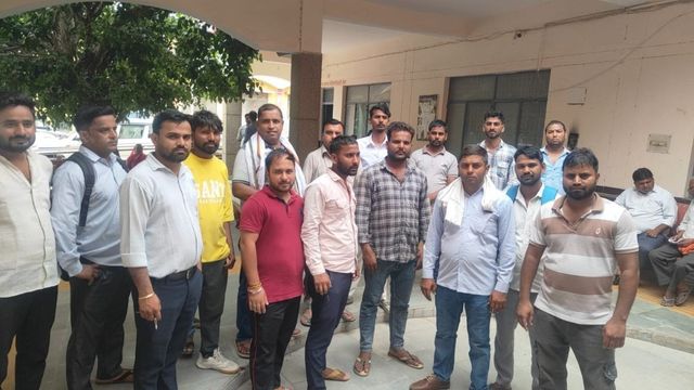 नोएडा इंटरनेशनल एयरपोर्ट प्रभावितों का प्रशासन को अल्टीमेटम, नौकरी दो या 50 लाख मुआवजा
