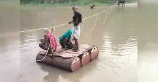 अपौना गांव में ड्रम के जुगाड़ से रस्सी पकड़कर रिंद नदी पार करते ग्रामीण। सौ. ग्रामीण