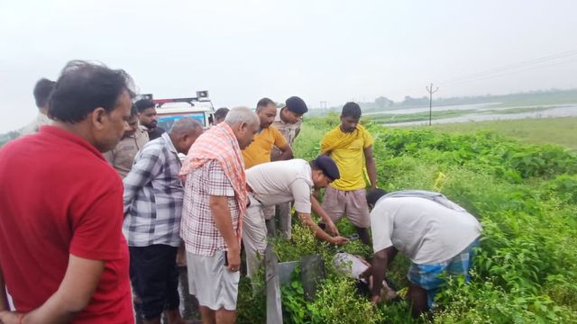 कटिहार में सड़क किनारे मिला युवक का शव: आईडी कार्ड से हुई पहचान, हत्या की आशंका
