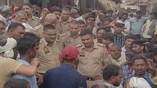 कौशांबी के पश्चिम शरीरा में मजदूर की मौत पर आक्रोशित लोगों को समझाते पुलिस अधिकारी। जागरण