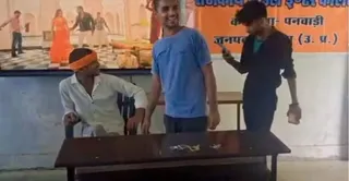 टीवी पर गाना लगाकर डांस करते छात्र। इंटरनेट मीडिया