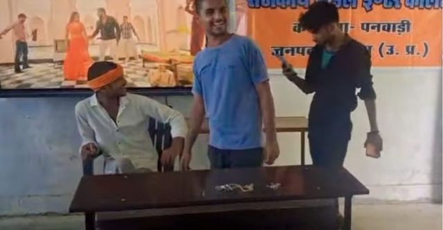 पहले TV पर चला PM का संदेश, फिर क्लासरूम बना डांस फ्लोर! महोबा स्कूल का Video Viral
