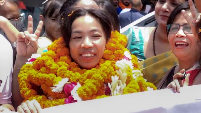 वतन लौटे कॉमनवेल्थ के हीरो, दिल्ली एयरपोर्ट पर मीराबाई चानू और लवप्रीत का जोरदार स्वागत
