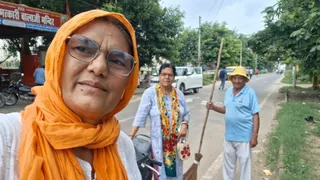 गुरु अर्जुन सिंह के साथ सेल्फी लेती समाजसेविका कृष्णा आर्या। सौ. स्वयं।