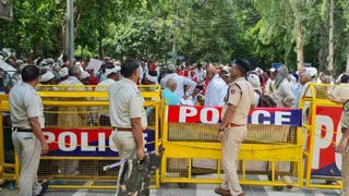 वन विभाग मजदूर यूनियन हरियाणा के कर्मचारियों ने गुरुग्राम के सिविल लाइंस स्थित उद्योग एवं पर्यावरण मंत्री राव नरबीर सिंह के आवास के बाहर प्रदर्शन कर घेराव करते हुए।