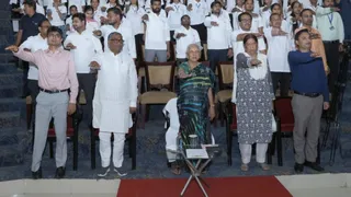 केजीएमयू में नशा मुक्ति का संकल्प लेतीं राज्यपाल आनंदीबेन पटेल व अन्य