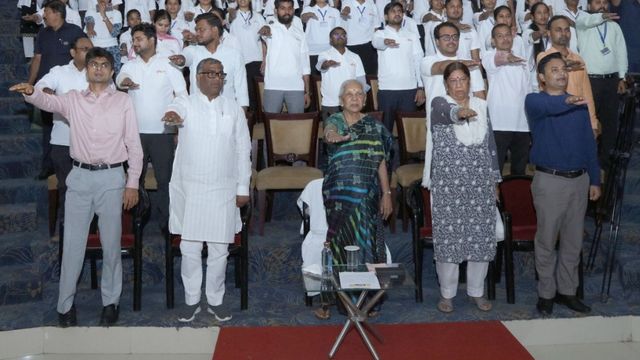 राज्यपाल आनंदीबेन पटेल आज भी स्वयं बनाती हैं भोजन, युवाओं को ऑनलाइन आर्डर पर निर्भर न रहने की सीख