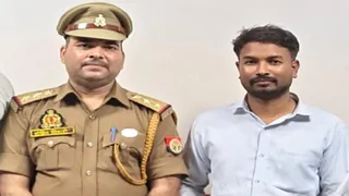 साइबर क्राइम थाने की पुलिस की गिरफ्त में फर्जी आधार कार्ड बनाने का आरोपित ऑपरेटर संजुले गुप्ता। साभार : पुलिस