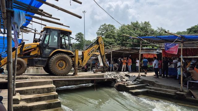राजरप्पा मंदिर में सौंदर्यीकरण पर जोर: ध्वस्त हुआ जर्जर छिलका पुल, पैदल मार्ग से ही पहुंचेंगे श्रद्धालु
