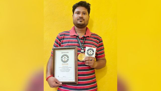 आरा के रवि कुमार ने रचा इतिहास, अंग्रेजी के 26 अक्षर 9 सेकेंड में लिखकर जीता वर्ल्ड रिकॉर्ड का खिताब