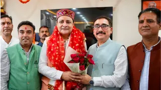 धर्मशाला में भाजपा विधायक सुधीर शर्मा को जन्मदिन की बधाई देने पहुंचे पूर्व मंत्री विपिन सिंह परमार। जागरण