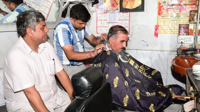 चंबा में छोटी सी दुकान पर बाल कटवाने पहुंचे CM सुखविन्द्र सिंह सुक्खू, सादगी ने जीता लोगों का दिल