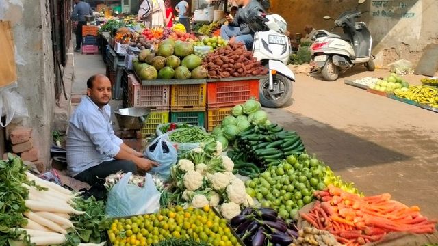 कुल्लू की मंडियों में सब्जियों के दाम में गिरावट, लगातार हो रही बारिश से किसान परेशान

