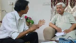 अधिवक्ता सुरेंद्र गुप्ता से बातचीत करते विहिप के अध्यक्ष आलोक कुमार।