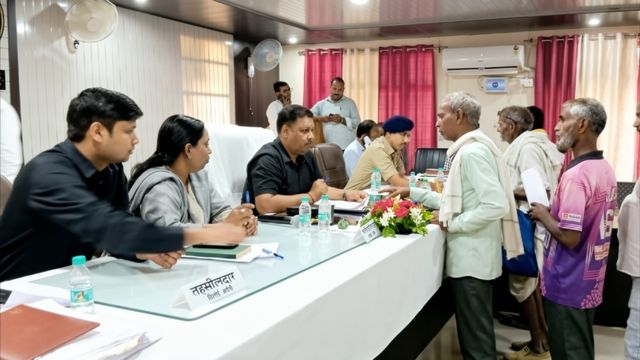 ‘हदबरारी और पांच बार मेडबंदी के बाद भी नहीं मिला कब्जा’, संपूर्ण समाधान दिवस में डीएम ने सुनीं शिकायतें
